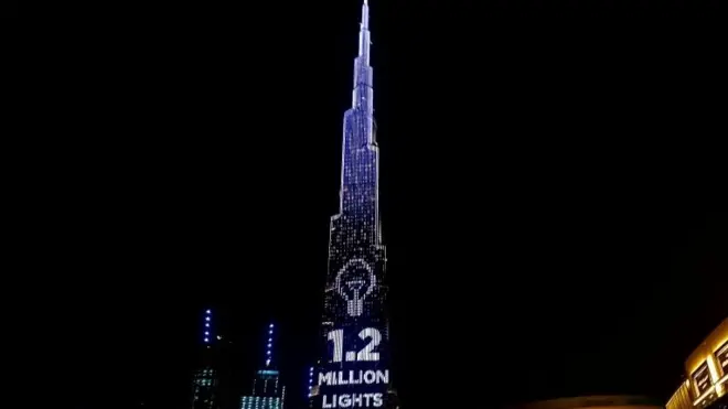 يتسابق المتبرعون لشراء المصابيح الموجودة في قمة البرج