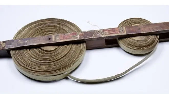 Naskah La Galigo yang asli ditulis dalam lembaran daun lontar.