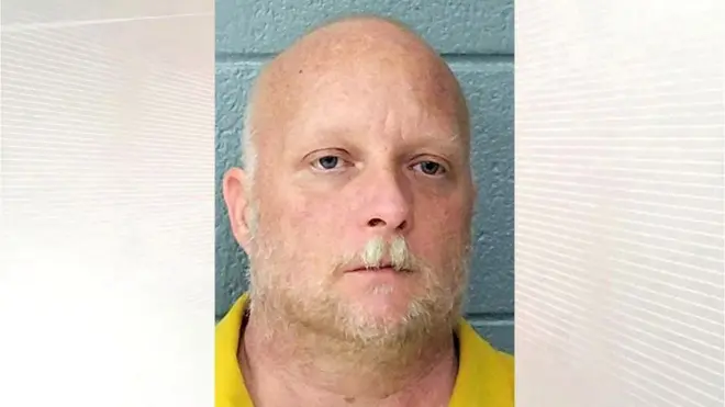 Александра Фістера звиувачують у тому, що він вистрілив у спину жінці, яка втікала