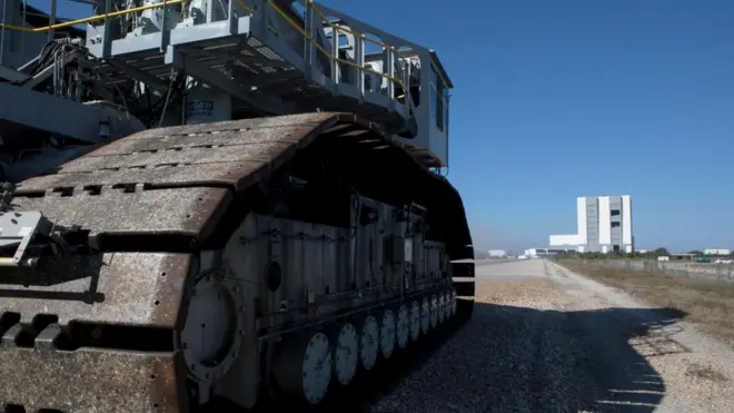 Завантажений ракетою, трансопртер може пересуватися з максимальною швидкістю в 1,6 км/год