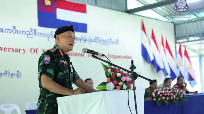 ၇၉ ကြိမ်မြောက် ကရင်အမျိုးသားကာကွယ်ရေးတပ်ဖွဲ့ (KNDO) နေ့ ဂုဏ်ပြုပွဲအခမ်းအနားအား ကရင်အမျိုးသားကာကွယ်ရေးတပ်ဖွဲ့ စစ်ဌာနချုပ်မှာ မိန့်ခွန်းပြောနေတဲ့ ဒုဗိုလ်ချုပ်ကြီးဘောကျော်ဟဲ