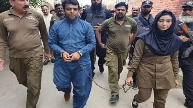 महिला कॉन्सटेबल फ़ैज़ा नवाज़ ने वकील मुख्तार को हथकड़ियां बांधी थीं.