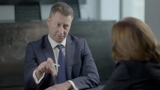 Би-би-синин "Панорама" программасына берген интервьюсунда Хейдон уулу зат салынган идиштин так өзүндөй үлгүнү көрсөттү.