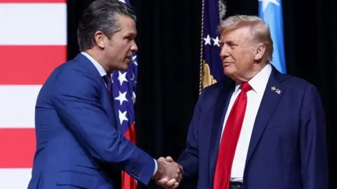 Пит Хегсет пожимает руку Дональду Трампу