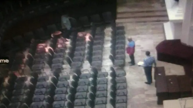 La AN publicó imágenes de cámaras de seguridad de personal trabajando en el hemiciclo.