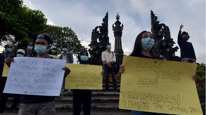 Mahasiswa yang tergabung dalam Cipayung Plus membawa poster seruan saat mengecam tindakan terorisme di area Monumen Perjuangan Rakyat Bali (Bajra Sandhi), Denpasar, Bali, Rabu (31/3/2021).