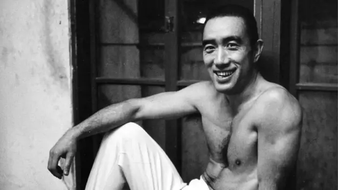 ในช่วงหลังของชีวิต มิชิมะหันมาสนใจกีฬาเพาะกาย เพื่อให้ตนเองดูล่ำสันสมชายขึ้นกว่าเก่า