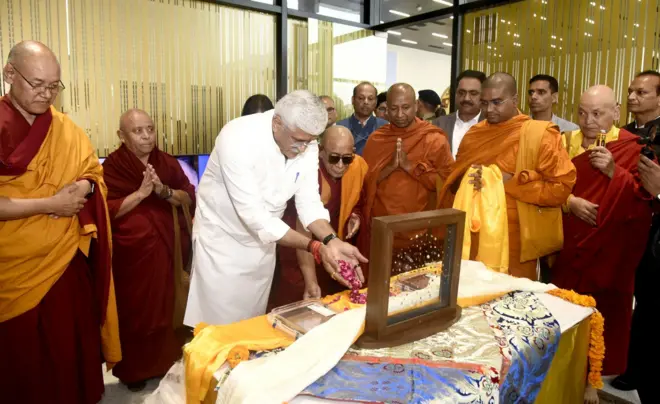 ဒေလီ လေဆိပ်မှာ ပိပရ၀ ရတနာတွေကို ပူဇော်နေတဲ့ အိန္ဒိယ ယဉ်ကျေးမှုနဲ့ ခရီးသွား ဝန်ကြီး ဂဂျန်ဒရာဆင်း ရှက်ကဝတ် နဲ့ ရဟန်းတော်များ 