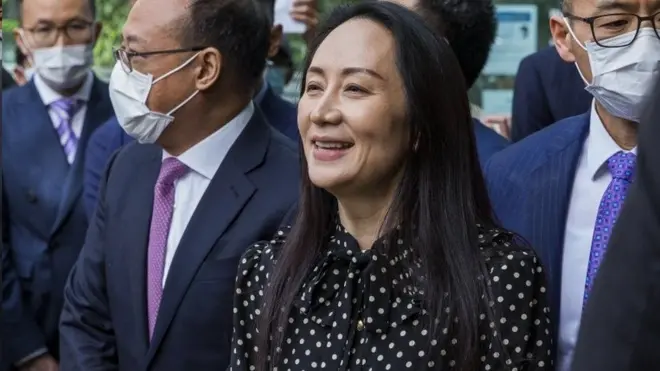 24일 캐나다 밴쿠버 법원을 나서며 웃음 짓고 있는 멍완저우 화웨이 부회장