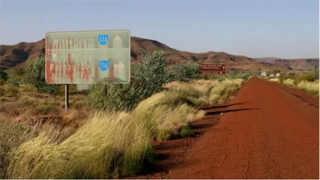 పట్టణంలోకి వెళ్లద్దంటూ అధికారుల హెచ్చరికలు