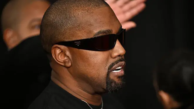 Amerykański raper i producent Kanye West przybywa na 67. doroczną galę rozdania nagród Grammy w Crypto.com Arena w Los Angeles