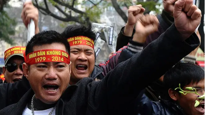 Người dân Việt Nam bày tỏ cảm xúc trong một cuộc tưởng niệm cuộc chiến tranh 17/2/1979 tại Hà Nội