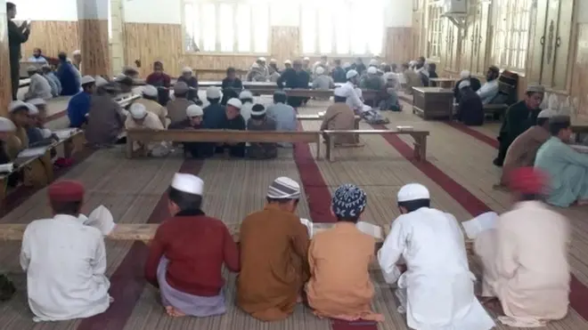 ’بچے اونچی آواز میں اتنے انہماک سے قرآن پڑھ رہے تھے کہ انھوں نے کیمروں کے ساتھ آتے صحافیوں کی طرف مڑ کر بھی نہیں دیکھا‘