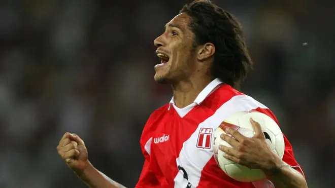 El peruano Paolo Guerrero, que celebra el primero de sus 11 goles en una Copa América en 2007, es el jugador activo con más tantos.