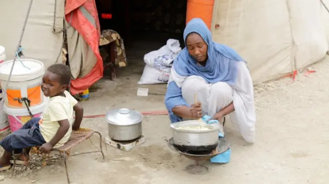 المعلمة السودانية حواء مصطفى في إحدى الخيام