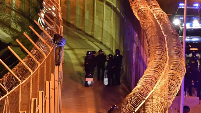 تقول اسبانيا إن نحو 1100 من المهاجرين حاولوا تسلق السياج الحدودي والعبور الى جيب سبتة