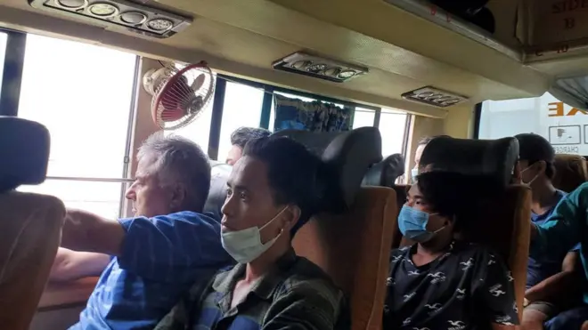 बसभित्र यात्रुहरू