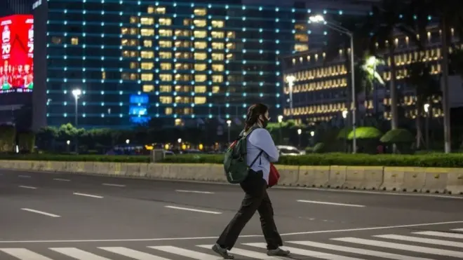 Karyawan BUMN berusia di bawah 45 tahun akan kembali masuk kerja mulai 25 Mei 2020. Sedangkan karyawan usia di atas 45 tahun, masih diperkenankan untuk tetap bekerja dari rumah