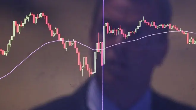 hombre mirando gráfico