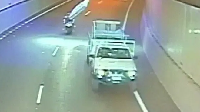 بالفيديو: سائق دراجة نارية ينجو من ضربة جسم غير عادي