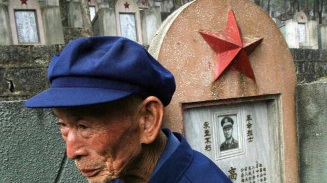 Một cựu chiến binh Trung Quốc đến thăm nghĩa trang quân đội 'Martyr's Cemetery' tại Malipo dành cho tử sĩ của cuộc chiến với Việt Nam năm 1979