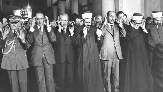 السادات يؤدي صلاة عيد الأضحى في المسجد الأقصى