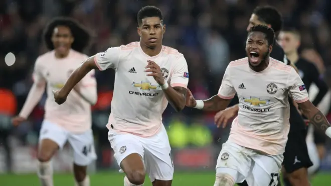 Один з героїв матчу нападник "Манчестер Юнайтед" Маркус Решфорд та його колега по команді, екс-гравець донецького "Шахтарая" Фред святкують - тільки що рахунок став 3:1 на їхню користь