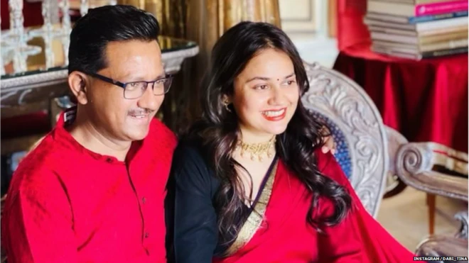 टीना डाबी अपने मंगेतर प्रदीप गवांडे के साथ
