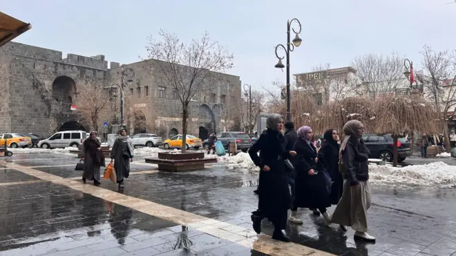Diyarbakır Sur bölgesinde yolda yürüyen kadınlar. 