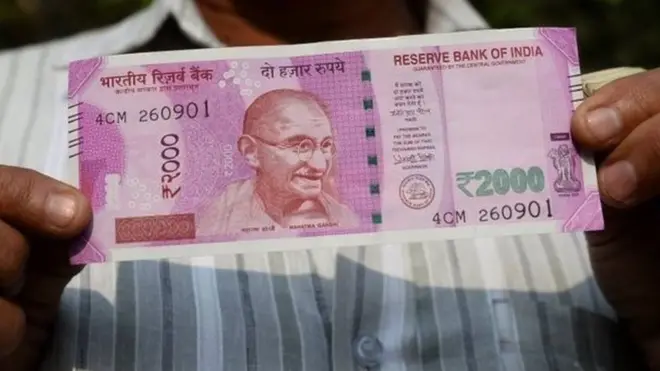 آٹھ نومبر کو نریندر مودی نے پانچ سو اور ایک ہزار کروڑ کے نوٹ فوراً ختم کرنے کا اعلان کیا اور پلک جھپکتے ہی ملک 'کیش لیس' سوسائٹی میں تبدیل ہوگیا