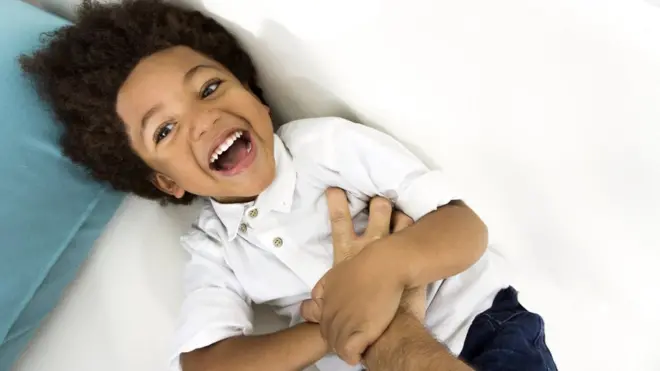 La sinestesia, en general, se debe a la activación cruzada de áreas adyacentes del cerebro que procesan diferente información sensorial.