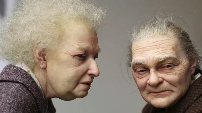 Hay muchas personas que no se percatan de que lo que tienen al frente es una máscara y no una persona real. En la foto, otra de las esculturas hiperrealistas del artista australiano, Ron Mueck.