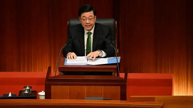 2025年9月17日,香港特首李家超宣读新一份施政报告。