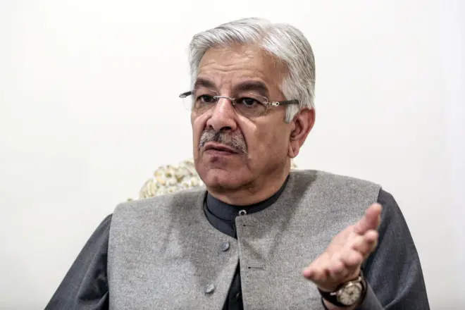 خواجه اصف چې خړبخون واسکټ او 