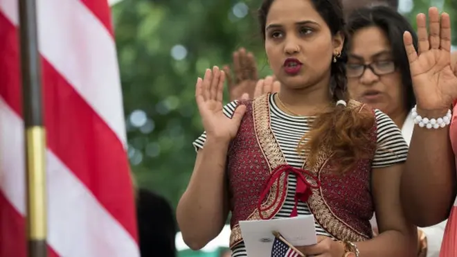 નાગરિકત્વની શપથ લઈ રહેલી મહિલા