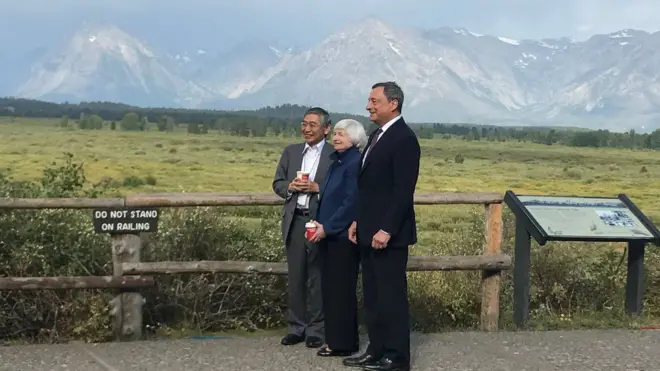 El valle de Jackson Hole es el escenario de una cita entre influyentes economistas. (En la foto de izquierda a derecha: Kuroda, Jefe del Banco de Japón, Janet Yellen, jefa de la Reserva Federal de EE.UU., y Mario Draghi, presidente de Banco Central Europeo).