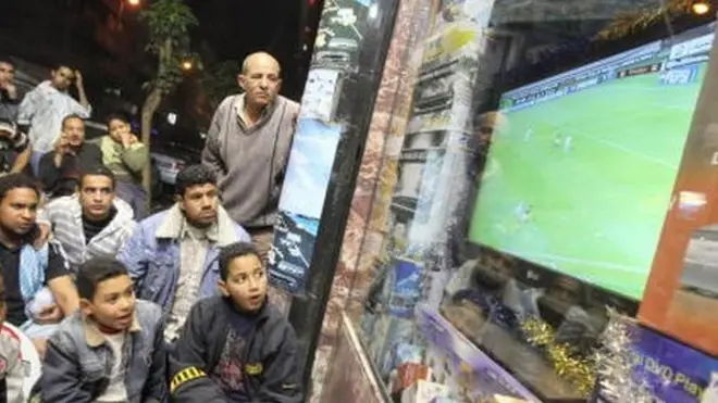 يلجأ عدد كبير من عشاق كرة القدم إلى المقاهي لمتابعة المباريات