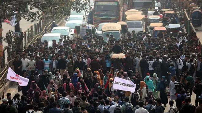 বুধবার সায়েন্স ল্যাব মোড়ে অবস্থান নেয় আন্দোলনকারীরা, আটকে ছিল যানবাহন