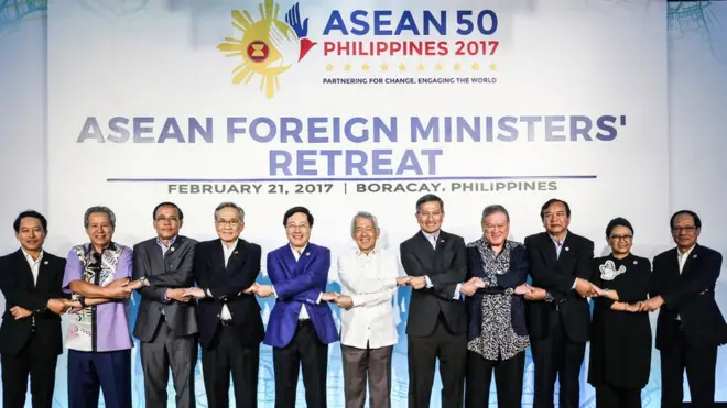 菲律宾外交部长亚赛（中）在长滩岛主持了东盟国家外长会议