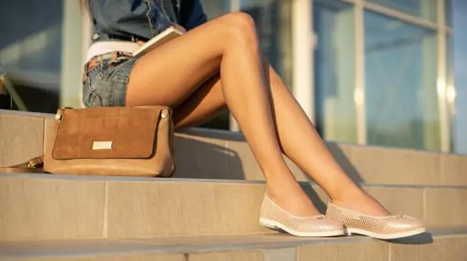 زنی با دامن کوتاه بر پله‌ها نشسته