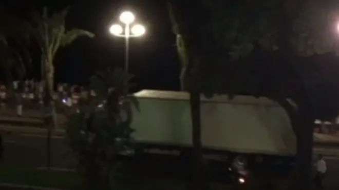 Грузовик въехал в многотысячную толпу в Ницце. В результате погибли десятки людей. Президент Франции назвал это терактом.