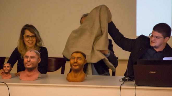 O designer brasileiro Cicero Moraes revela o busto 3D de Santo Antônio, em 2014.