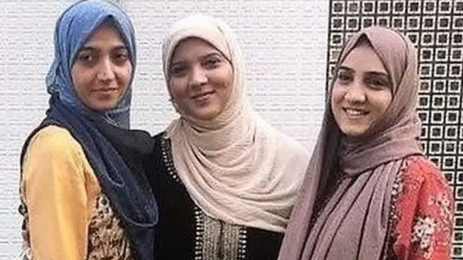 ڈاکٹر والدین کی تین بیٹیاں مزنہ، نبیلہ اور سارا حجاب لیتی ہیں