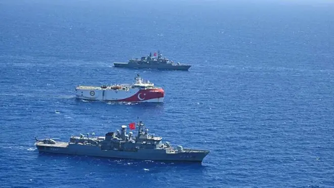 Oruç Reis gemisi, bölgeye her seferinde beraberinde donanma gemileriyle gitti