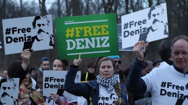 Almanya'nın başkenti Berlin'de Türk Büyükelçiliği önünce Deniz Yücel için yapılan protesto