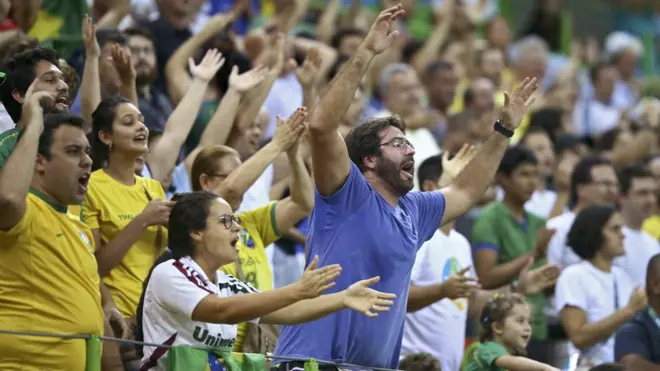 Torcida brasileira durante jogohandebol masculino entre Brasil e Polônia; comportamentotorcedores tem sido alvocríticas na imprensa eredes sociais no exterior