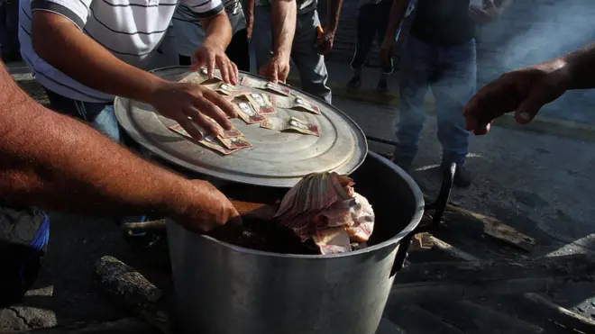 В ходе протестов венесуэльцы жгли боливары