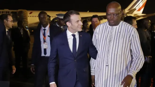 Le président du Burkina Faso Roch Marc Christian Kabore accueille président de France Emmanuel Macron