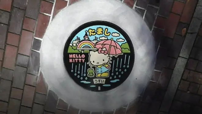 تختلف أغطية فتحات الصرف الصحي أو البالوعات في شوارع اليابان من منطقة الى أخرى. وأصبحت تشكل مصدر جذب سياحي في المدن والبلدات، وبات هناك من يهوى تصويرها.