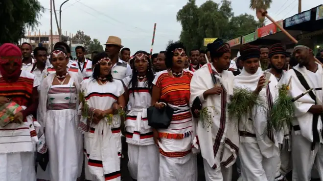 የኢሬቻ በዓል አከባበር ላይ የተገኙ ወጣቶች በባህል አልባሳት ተውበው